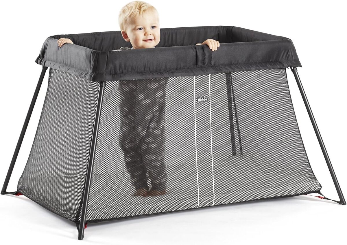 Test : lit parapluie BabyBjörn Light noir avec drap-housse