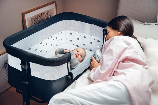 MOMI REVO, lit bébé Multifonction, avec Hauteur réglable en 6 Positions de 72 à 82 cm, avec roulettes, Matelas Inclus, Sangles de Fixation, moustiquaire et Barre de Jouets