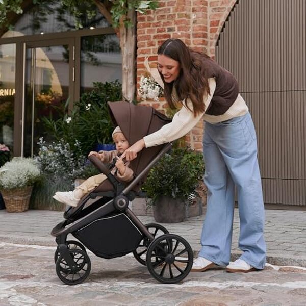 Découvrez notre test complet de la poussette tout terrain Lionelo Mika Plus : un allié parfait pour les parents recherchant confort, praticité et sécurité lors de balades en extérieur avec bébé.
